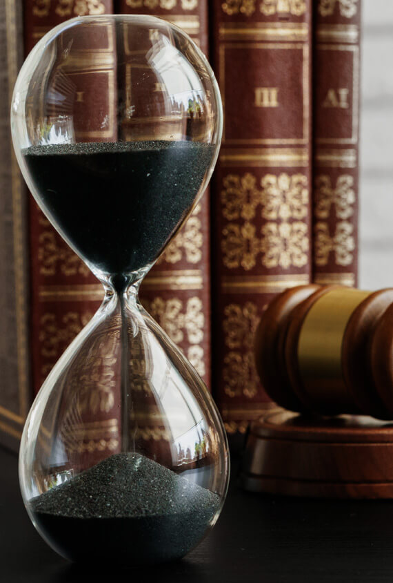 court concept hourglass and judge gavel on table C29WNTL.jpg