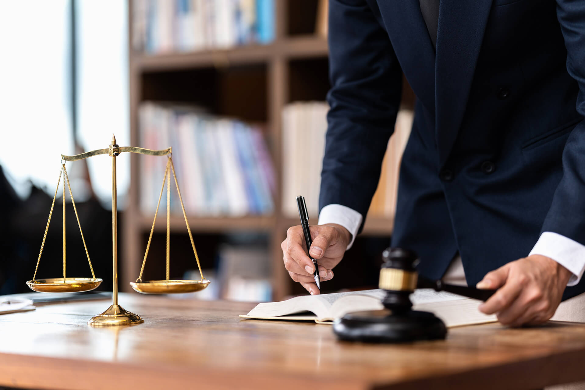 judge gavel with justice lawyers having team conce BYYF5MH.jpg